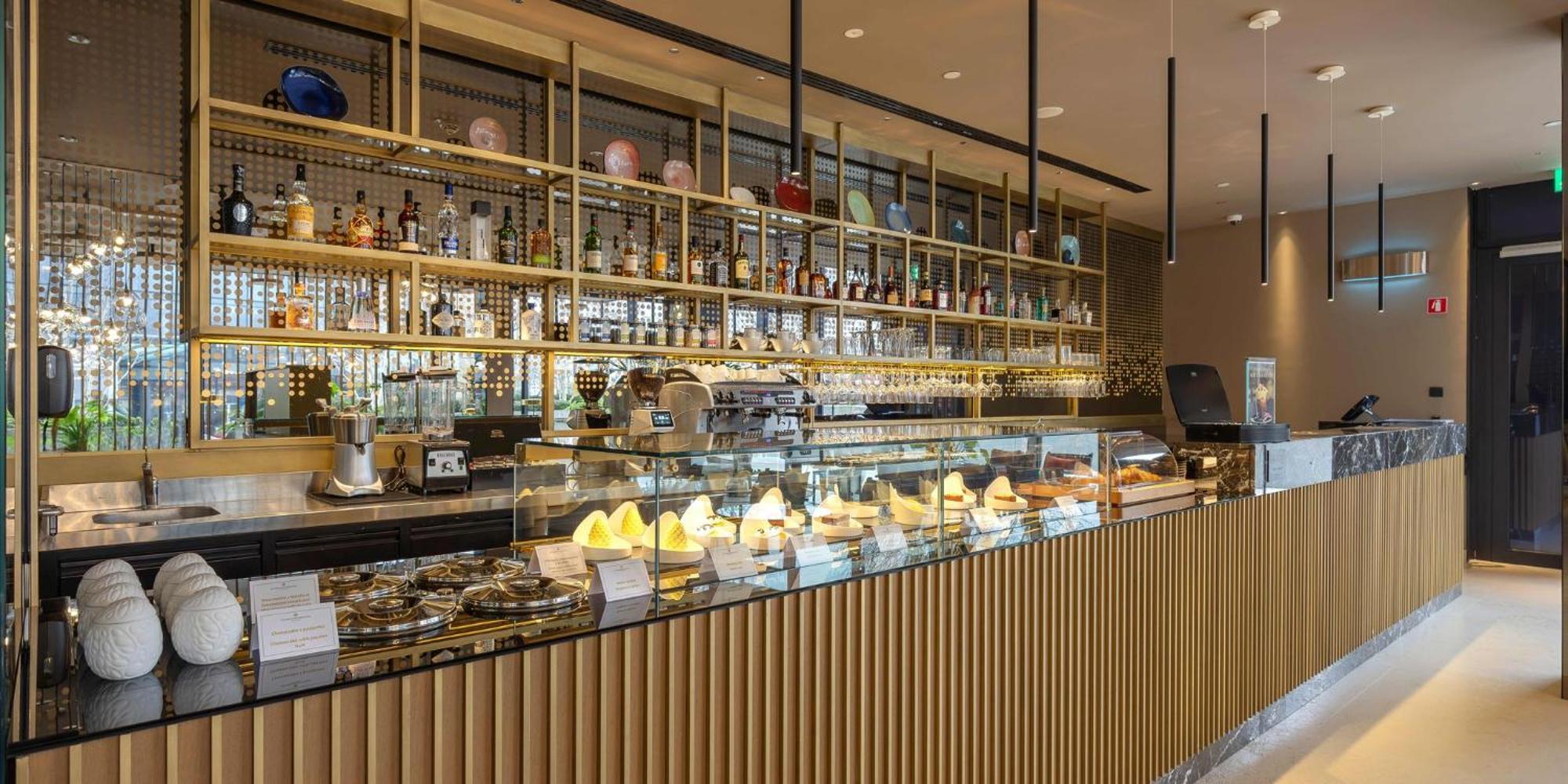 Intercontinental - Ljubljana By Ihg Hotel Екстериор снимка The pastry counter at the lobby