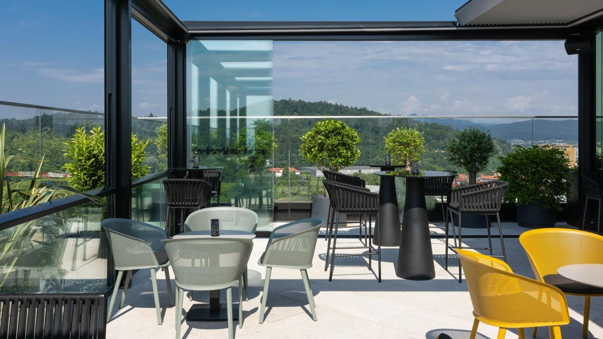 Intercontinental - Ljubljana By Ihg Hotel Екстериор снимка The Sky Bar