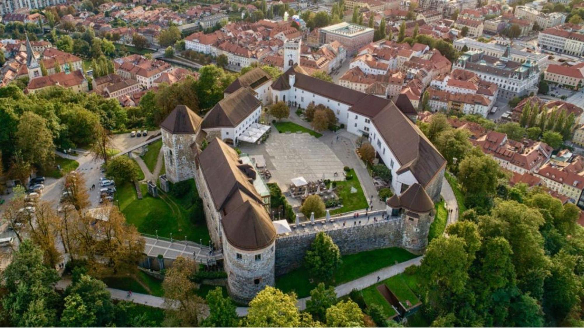 Intercontinental - Ljubljana By Ihg Hotel Екстериор снимка Aerial view of the castle